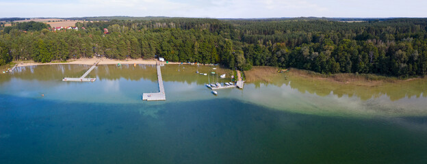 Panoramiczny widok plaży i pomostów, jezioro Lubikowskie