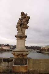 Obraz premium Die Figuren der Karlsbrücke (Prag)