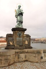 Obraz premium Die Figuren der Karlsbrücke (Prag)