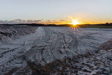 Reifenspuren vor einem Sonnenstern im Winter