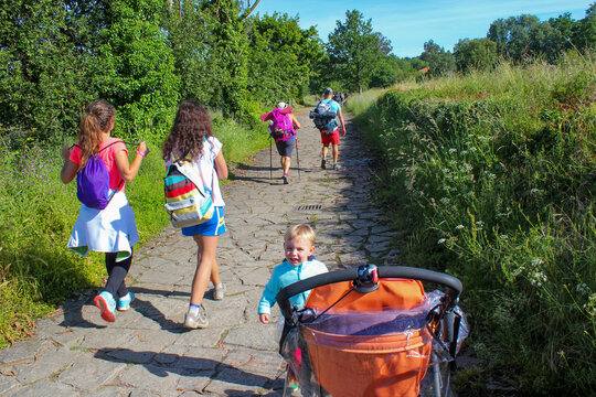 Peregrinos a lo largo del Camino de Santiago. Senderismo en Galicia Espa&ntilde;a