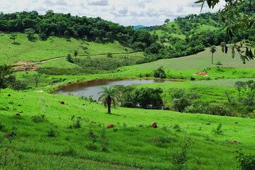 linda lagoa natural no meio da mata verde de região montanhosa de Esmeraldas 