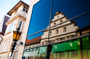 reflejo de casa antigua en ventana