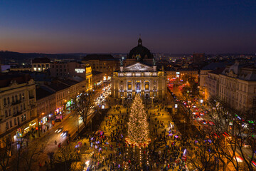 Obraz premium Christmas tree near Opera House in Lviv, Ukraine. View from drone