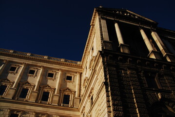 edificio con luz dorada, vista de abajo