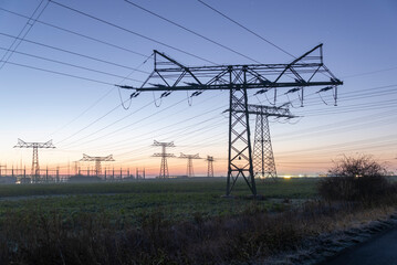 Starkstrommasten, Stromleitungen