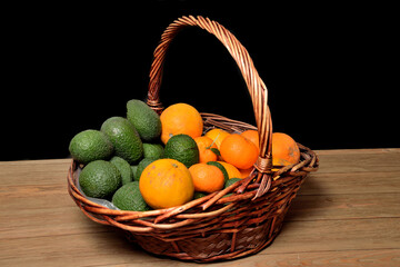 cesta de fruta y pan 