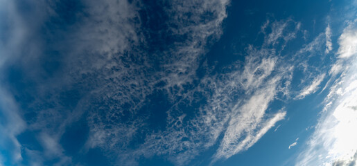 Panaorama Wolkengebilde am blauen Himmel