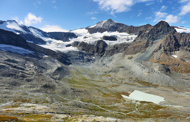 Obraz premium Evettes lake and Glacier du Grand Mean above the cirque des Evettes in vanoise national park, France