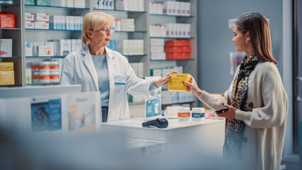 Apotheek drogisterij kassa kassa: portret van apotheker en een vrouw die NFC-smartphone met contactloze betaalterminal gebruikt om receptgeneesmiddelen, vitamines, gezondheidsproducten te kopen