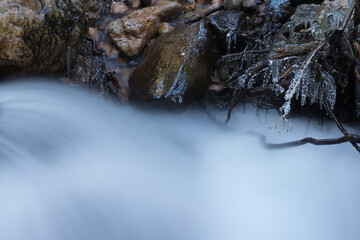 lunghe esposizioni lungo i torrenti in perido invernale con formazioni di ghiaccio, l'effetto seta che si crea lungo il corso d'acqua