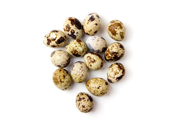 Obraz premium Uncooked scattered Quail eggs on white background top view, healthy food