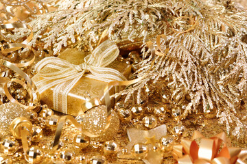 New Year's gift in a gold box. Decorated with glittering tinsel - 400434209