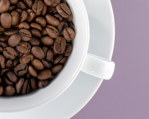 Ziarno aromatycznej kawy w białej filiżance. Mix tła, czarne białe i pastelowe kolory. 