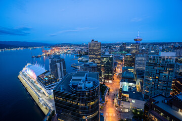 Downtown Vancouver at night  - obrazy, fototapety, plakaty