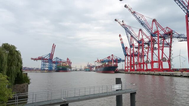 Container Terminal Eurogate Burchardkai in Hamburg, Beladen und Entladen von Container Schiffen und die K&ouml;hlbrandbr&uuml;cke