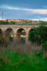 Obraz premium An old stone bridge in malta. Rize.A sunny day and a wonderful view..A magnificent valley and an old stone bridge.