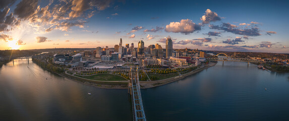 Cincinnati, Ohio, USA skyline aerial view - obrazy, fototapety, plakaty