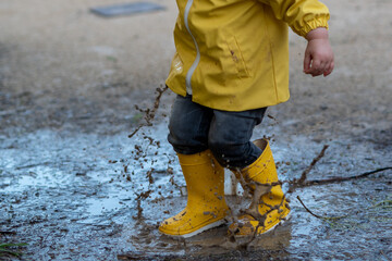 Niño jugando en un charco