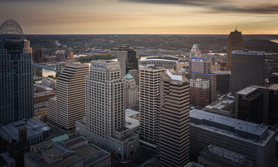 Fototapeta premium Cincinnati, Ohio, USA skyline at twilight