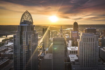 Cincinnati, Ohio, USA skyline at twilight - 400443254