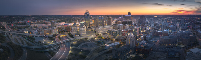 Cincinnati, Ohio, USA skyline at twilight