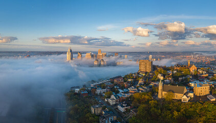 Foggy morning on Cincinnati, Ohio. Skyline of Cincinnati downtown - 400444680