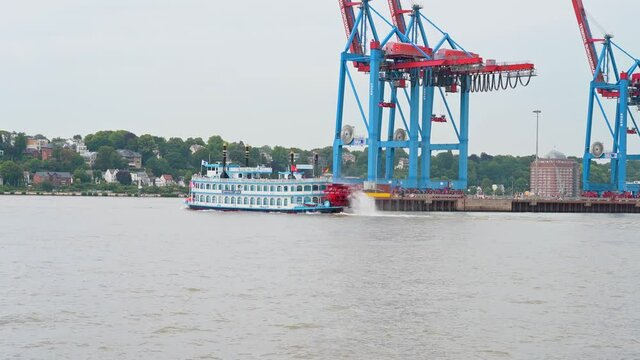 Louisiana Star Hinterraddampfer f&auml;hrt vor dem Container Terminal Eurogate Burchardkai in Hamburg