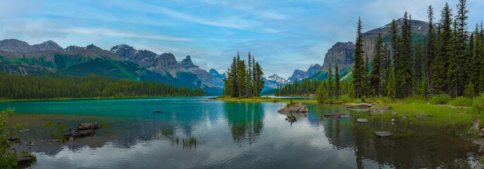 Panorama Canada forest landscape of Spirit Island with big mountain in the background, Alberta, Canada. - 400466260