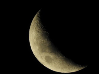 luna creciente en una noche nublada