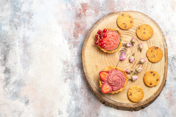 Fototapeta na wymiar top view delicious creamy cakes with cookies on the light background candy photo biscuit sweet