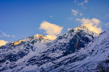 Obraz premium Serene Landscape of snow capped Pir Panjal mountains range during sunset twilight near Rohtang Pass enroute to Manali from Kaza town in Lahaul & Spiti district of Himachal Pradesh, India.