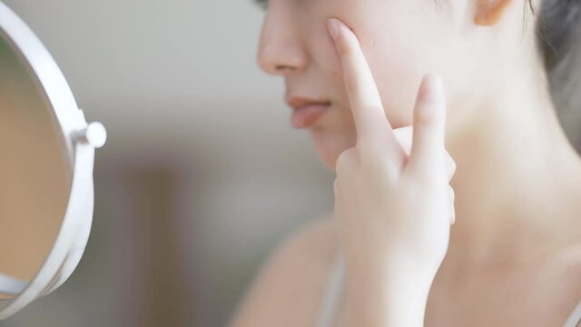 若い女性がスキンケアをしている