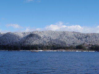 冬の余呉湖（滋賀県長浜市）