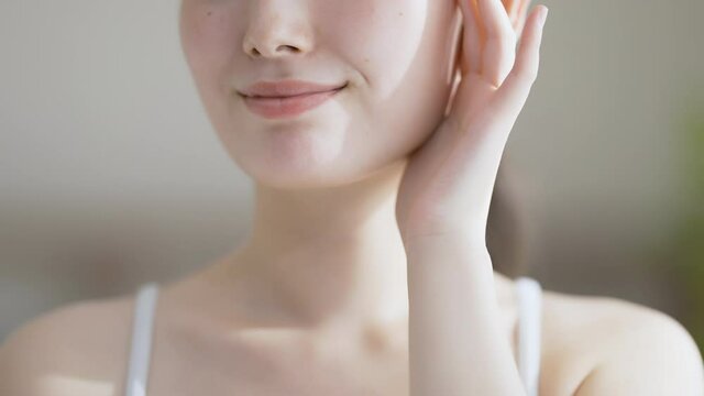 若い女性がスキンケアをしている