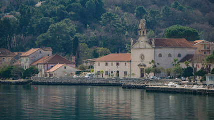 Fototapeta na wymiar Kirche, Bucht von Kotor, Montenegro