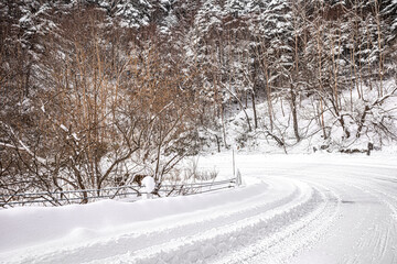 Obraz premium 【冬ドライブイメージ】圧雪路の山道