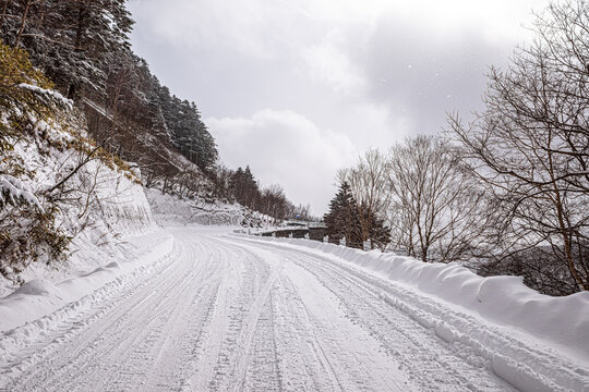 【冬ドライブイメージ】圧雪路の山道