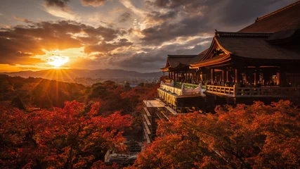 Photo sur Plexiglas Kyoto préfecture de kyoto temple kiyomizu feuilles d& 39 automne vue du soir