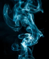 Foto auf Acrylglas Rauch Blauer Rauch isoliert auf schwarzem Hintergrund.