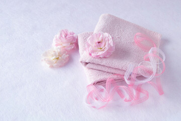 ピンクのタオルとピンクのラナンキュラス