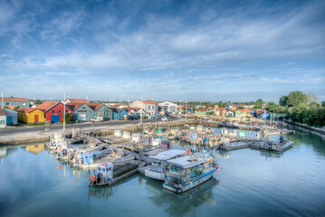 Fototapeta na wymiar ancien port de pêche avec baraque de pêcheurs colorées et bateau d'ostréiculteur sur l'île d'Oléron en France