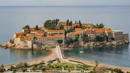 Fototapeta premium Die historische Insel Sveti Stefan porto montenegro