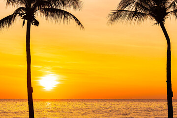 Obraz na płótnie Canvas Beautiful landscape of sea ocean with silhouette coconut palm tree