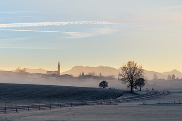 Fototapeta premium Bergkulisse morgens mit Kirche , Himmel, Wolken