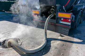Unloading from a tanker with fuel oil by gravity to a tank on the ground, as the liquid is hot, vapors come out through the tank vent.