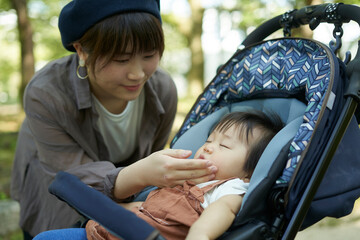 ベビーカーに乗るかわいい日本人の赤ちゃん