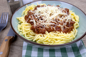 assiette de spaghetti à la sauce bolognaise et fromage