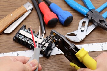 電気工事士工具セット　圧着工具で圧着中