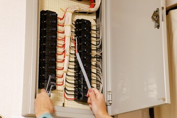 家庭用ブレーカーと作業者の手元